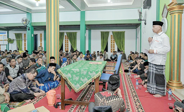 SILATURAHMI— Gubernur Sumbar, Mahyeldi Ansharullah bersilaturahmi dengan masyarakat Langgai di Masjid Darul Ihsan Kampung Langgai.