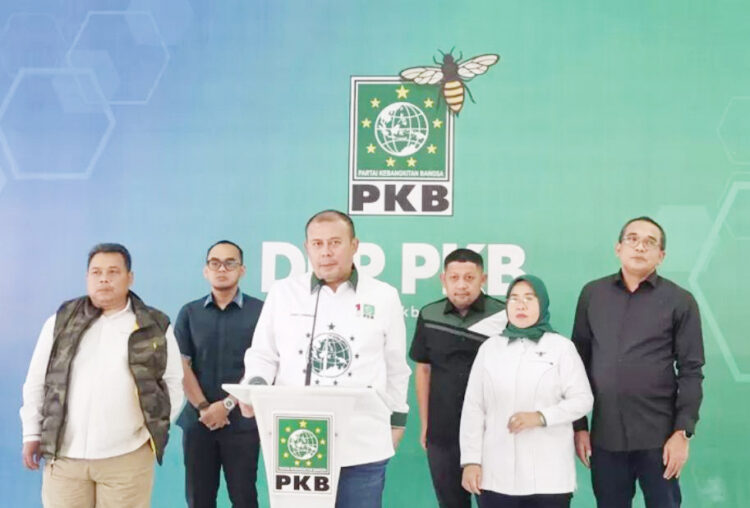 KONFERENSI PERS— Ketua Fraksi PKB DPR RI Cucun Ahmad Sjamsurijal (tengah) bersama jajaran elite PKB hadir dalam konferensi pers di kantor DPP PKB, Jakarta, Kamis (20/7).
