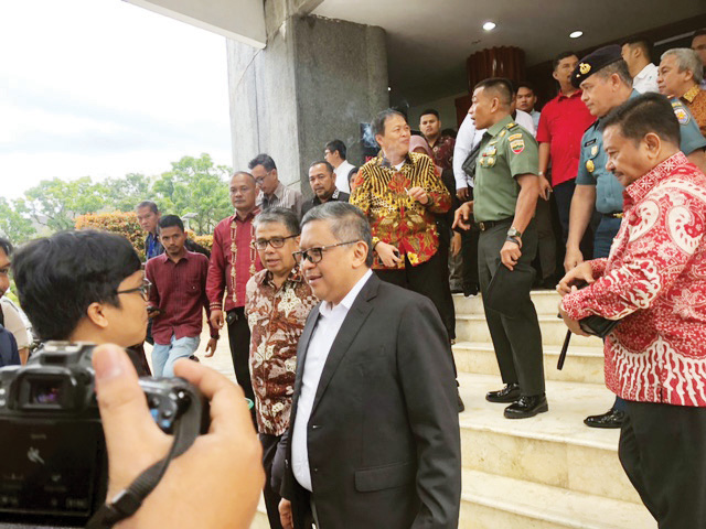 WAWANCARA— Sekjen PDI Perjuangan Hasto Kristiyanto diwawancara usai memberikan kuliah umum di Convention Hall Unand, Rabu (5/7).