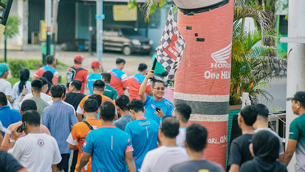 PENGIBARAN BENDERA— General Manager PT Hayati Pratama Mandiri, Hendri Faezal mengibarkan bendera pertanda dimulainya Sunday Morning Run serta aktifitas sosial donor darah, Minggu (23/7).