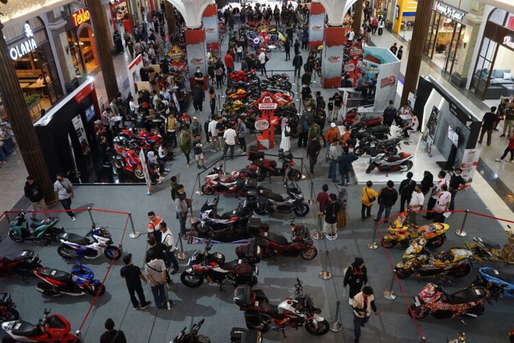 KONTES— Suasana Honda Modif Contest (HMC) yang diselenggarakan PT Astra Honda Motor.