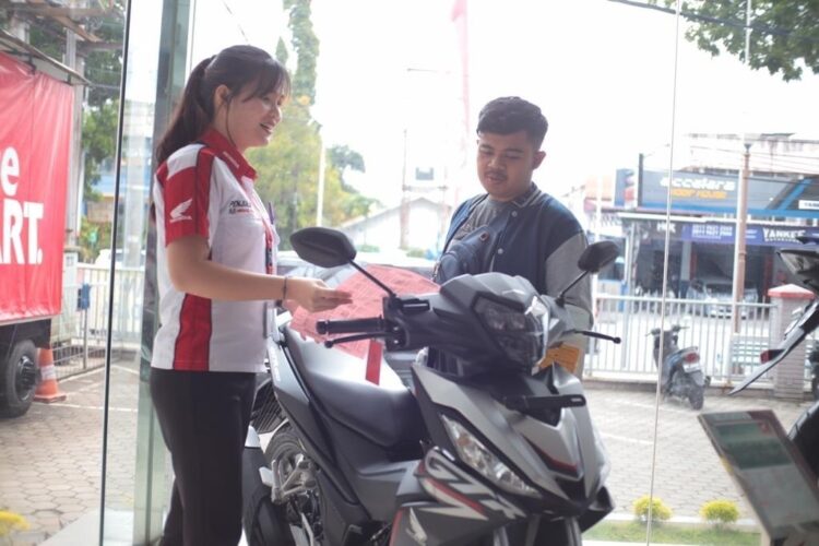 LAYANI KONSUMEN-Sales marketing PT Menara Agung melayani konsumen yang melakukan pembelian Honda GTR 150.