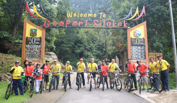 SURVEI— Bupati Sijunjung Benny Dwifa Yuswir dan Wabup Irradattilah, mendampingi tim survei dari Bappenas, Kemen­komarfes, Badan Geologi dan Kementrian ESDM untuk memastikan kelayakan menjadi calon tuan rumah Rakornas Geo­park Indonesia tahun 2023 di Geopark 
Ranah Minang Silokek.