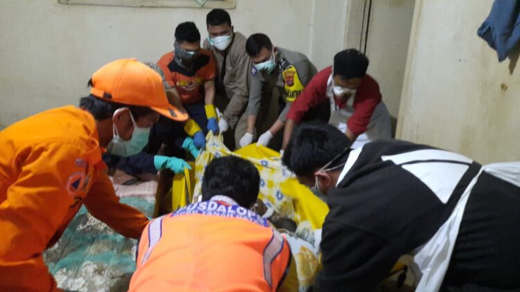 EVAKUASI— Mayat pria berusia 44 tahun yang ditemukan membusuk dalam rumahnya di Kecamatan Lintau Buo Utara, dievakusi ke Puskesmas.