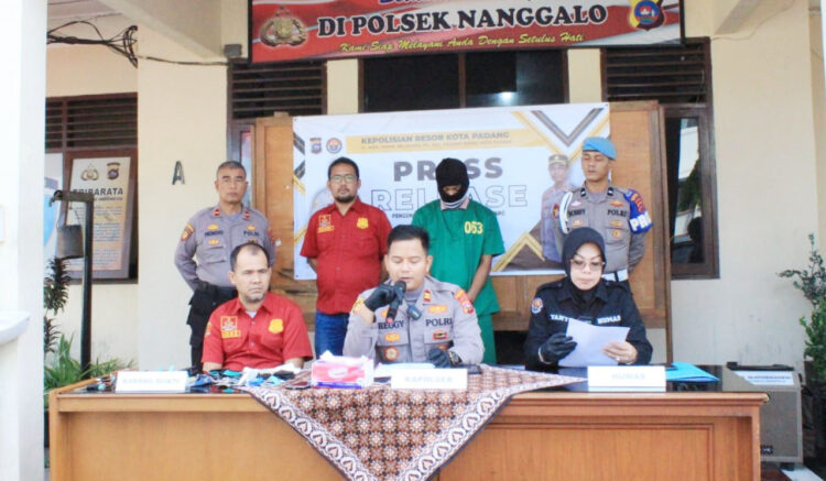 Jahat! Sepri Hidayat Gelapkan 53 Mobil Rental, Digadaikan di Sumbar, Riau dan Jambi, Tiga Rekannya jadi Buronan Polisi 1 GELAPKAN MOBIL— Kapolsek Nanggalo, Iptu Reggy saat konferensi pers pengungkapan kasus penggelapan puluhan mobil rental dengan tersangka Sepri Hidayat.