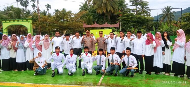 Kabagren Polres Solsel jadi Irup di MAN 2, Syafrizen: Tiga Masalah Serius Ancam Generasi Muda 1 FOTO BERSAMA—Kabagren Polres Solok Selatan Kompol H Syafrizen SH Datuak Rang Batuah usai berikan arahan saat jadi Irup di MAN 2 foto bersama dengan para guru dan siswa.