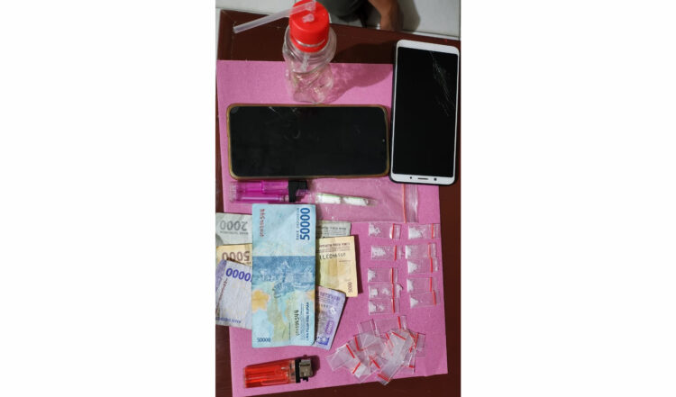 7 Pengedar Ditangkap, Belasan Paket Sabu dan Ganja jadi BB 1 NARKOBA— Barang bukti berupa sabu yang disita dari penangkapan tujuh pengedar sabu dan ganja oleh jajaran Polres Solok.