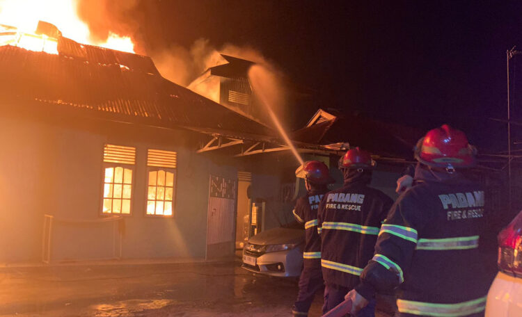 Sehari, 2 Kebakaran Besar Terjadi di Padang, Ludeskan Rumah, Toko, Warung hingga Kendaraan 1 KEBAKARAN— Petugas Damkar Padang berusaha memadamkan api yang membakar rumah, toko dan warung.