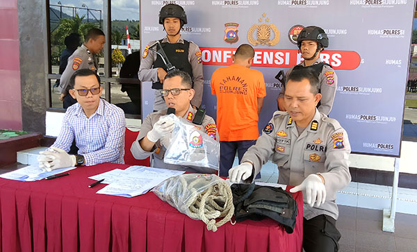 KONFERENSI PERS— Kapolres Sijunjung AKBP Andre Anas didampingi Kasatreskrim dan Kasubag Humas memberikan keterangan pers terkait pengungkan tiga kasus kejahatan.
