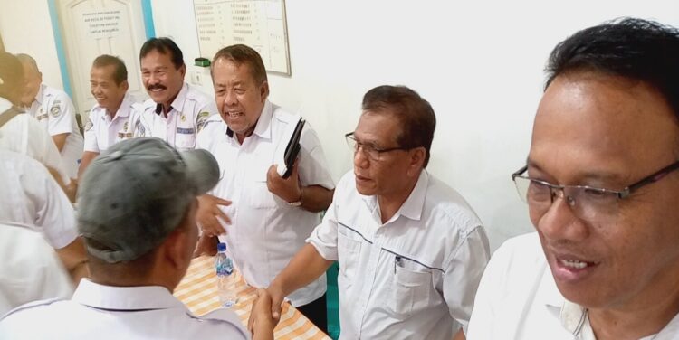 RAPAT RUTIN— Ketua Koperbam Telukbayur Chandra, Sekretaris Nursal Uce, M serta pengurus lainnya menyalami anggota usai rapat, Senin (17/7).