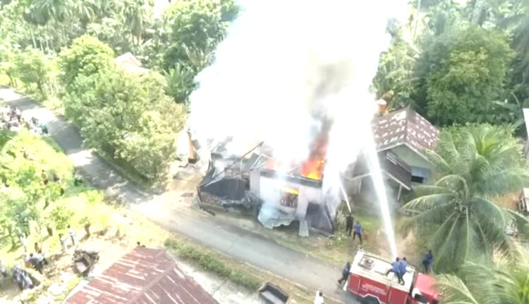 RUMAH TERBAKAR— Kondisi rumah milik pensiunan guru yang terbakar di Korong Kampung Pauah, Nagari Campago, Kecamatan V Koto Kampung Dalam.