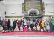 Pengurus Masjid Nur Rahman Air Camar Padang, Memberikan Santunan pada Anak Yatim