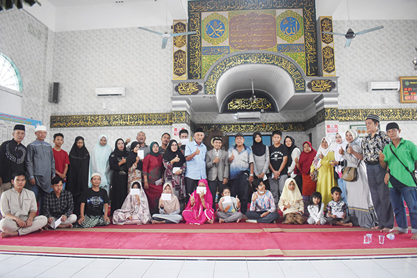 Pengurus Masjid Nur Rahman Air Camar Padang, Memberikan Santunan pada Anak Yatim 1 FOTO BERSAMA— Ismetsyah, Ketua masjid Nur Rahman Air Camar yang juga Caleg DPRD Kota Padang Dapil V, foto bersama dengan anak-anak Yatim yang menerima santunan dari pengurus masjid Nur Rahman sebanyak 27 orang.