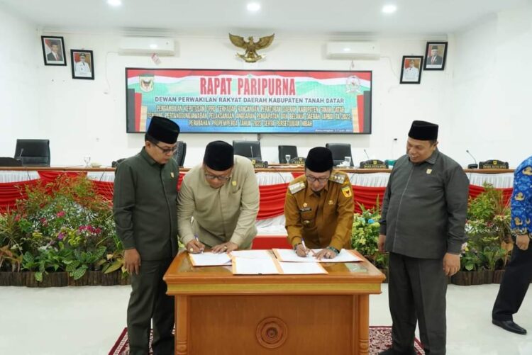 DPRD Tanah Datar Setujui LPj Pelaksanaan APBD 2022 Menjadi Perda 1 J
