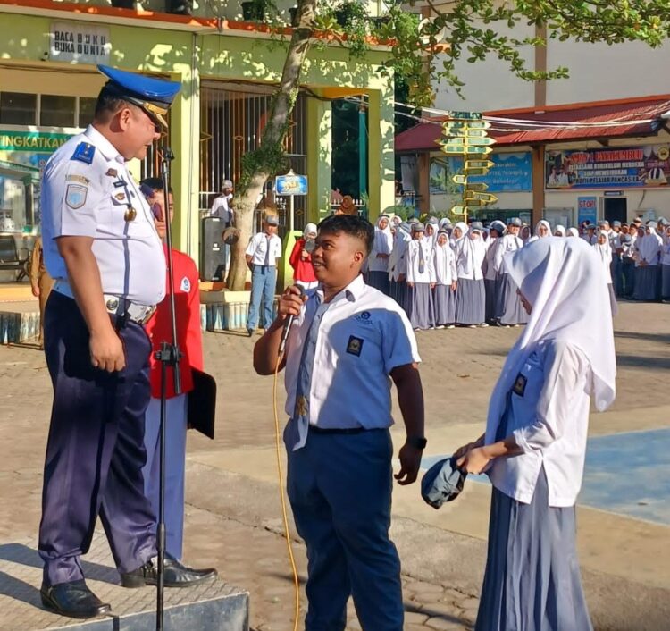 Strategi Penguatan Manajemen Transportasi Berbasis TI, Dishub Sosialisasi di SMAN 1 Payakumbuh 1 DIALOG—Usai berikan amanat, Kabid Ops Dishub Yulhendri dialog dengan para peserta upacara di SMAN 1 Kota Payakumbuh.