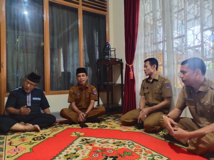 MELAYAT— Sekda Pemko Payakumbuh Dafrul Fasi saat melayat ke  rumah duka