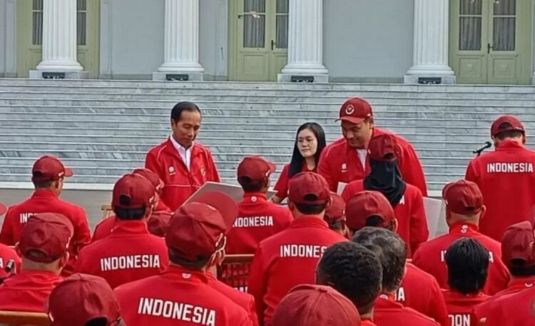 BONUS ATLET— Presiden Joko Widodo menyerahkan bonus bagi atlet ASEAN Para Games di halaman Istana Merdeka, Jakarta, Senin (3/7).