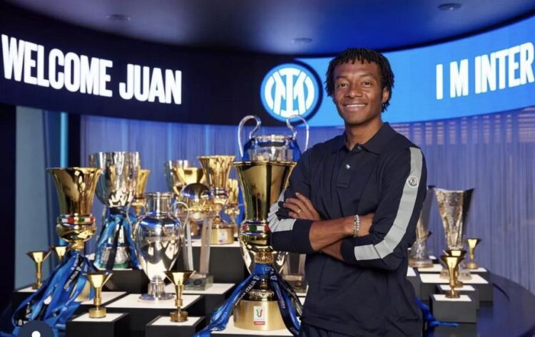 Juan Cuadrado Disebut Penghianat Setelah Resmi Berlabuh ke Inter Milan 1 RESMI DIREKRUT— Winger Juventus, Juan Cuadrado resmi direkrut Inter Milan. Hal ini disampaikan melalui unggahan laman resmi @intermilan pada hari Kamis (20/7).