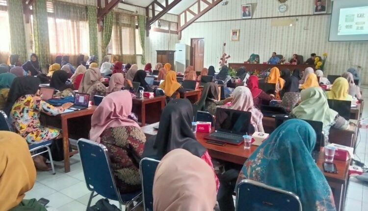 SBIMTEK PMM— Kepala Bidang Pembinaan Paud PNF Hendri Nurka, memberikan sambutan pada pembukaan kegiatan Bimtek  Platform Merdeka Mengajar (PMM).