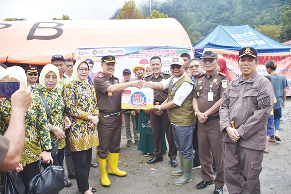 Wujud Kepedulian Terhadap Sesama, Kajati Sumbar Salurkan Bantuan Korban Bencana di Tanjung Raya 1 SERAHKAN BANTUAN— Kajati Sumbar Asnawi menyerahkan bantuan kepada korban bencana di Kecamatan Tanjung Raya, yang secara simbolis diterima oleh Sekda Edi Busti, Kamis (20/7).