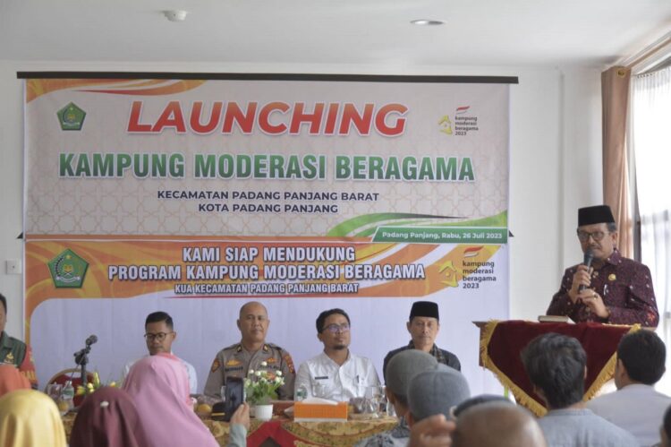 SAMBUTAN—Kepala Kantor Kemenag Padang Panjang, Drs. H. Alizar, M,Ag Datuak Sindo Nan Tongga memberikan sambutan.