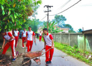 Kapolres Sawahlunto Bersama Warga Bersihkan Sampah