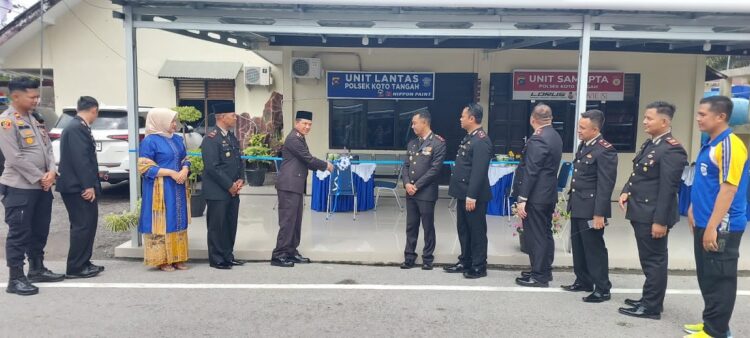 Kapolresta Padang Resmikan Renovasi Ruangan Polsek Koto Tagah, Kombes Pol Ferry Harahap: Jadikan Referensi bagi Jajaran Polresta Padang 1 GUNTING PITA—Kapolresta Padang Kombes Pol Ferry Harahap, SIK.MSI, gunting pita bertanda diresmikannya pemakaian 10 ruangan yang sudah direnovasi di Mapolsek Koto Tangah, Sabtu (1/7).