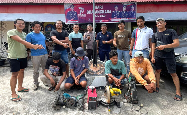 KOMPLOTAN PENCURI— Empat pelaku pencurian yang beraksi di salah satu bengkel di Jorong Kaciak, Nagari Tiku Selatan, Kabupaten Agam ditangkap.