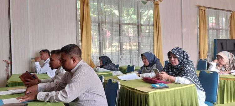 RAKOR—Kementerian Agama Kota Sawahlunto Kepala Seeksi Bimas Islam Zulfahm pimpin  rapat koordinasi bersama Kepala KUA dan penyuluh Agama Islam fungsional, Selasa (4/7).