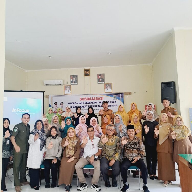 SOSIALISASI— DPPKBP3A Sumbar menggelar sosialisasi pencegahan kekerasan terhadap anak, di Aula DPPKBP3A Pasbar, Selasa (18/7). Sosialisasi dibuka Kepala DP3AP2KB Sumbar, Gemala Ranti diwakili Kabid Perlindungan Hak Perempuan dan Anak (PHPA), Rosmadeli.