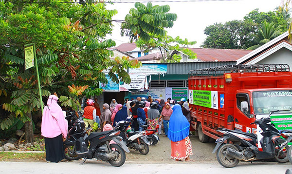 Masyarakat Resah, Gas Elpiji di Kota Solok Langka 1 ANTREAN GAS— Antrean panjang masyarakat Kota Solok untuk mendapatkan gas Elpiji 3 KG di salah satu agen atau pangkalan gas.