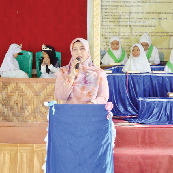 PEMBERIAN PIAGAM— Bupati Agam diwakili Camat Tanjung Raya, Roza Syafdefianti, hadiri pemberian piagam kepada santri kader mubaliq dan imam di Yayasan Pondok Tahfidz Nurus Shalihin Kukuban Maninjau Kecamatan Tanjung, Sabtu (8/7).