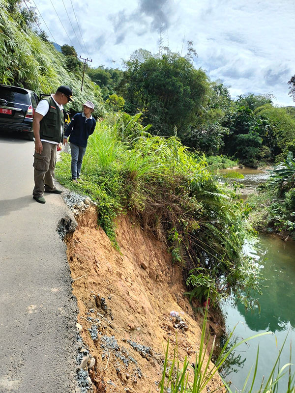 Kepala BPBD Ramadinol bersama wali nagari Koto Lamo melakukan ceking bencana