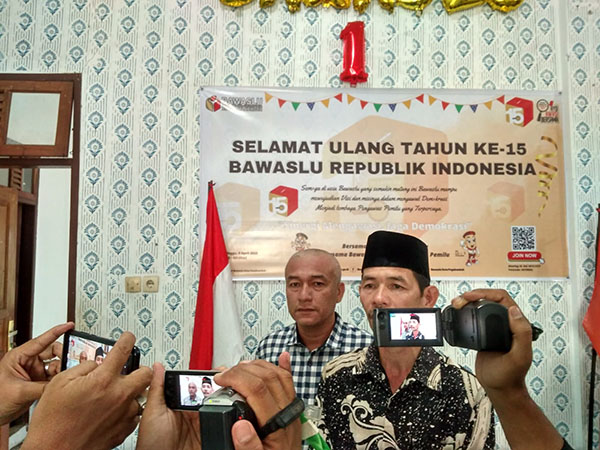 Sebelum Penetapan DPT, Bawaslu Kota Payakumbuh 16 Kali Menyurati KPU 1 WAWANCARA— Ketua Bawaslu Kota Payakumbuh, Wilson, didampingi Komisioner Bawaslu, Desemda Putra, saat diwawancara media di aula pertemuan Kantor Bawaslu Kota Payakumbun, Selasa (4/7).