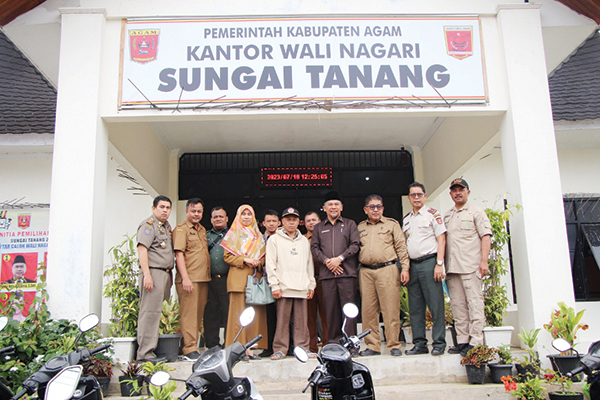 MONITORING— Ketua DPRD Kabupaten Agam, Novi Irwan, melakukan monitoring ke sejumlah nagari untuk melihat langsung jalannya pemungutan suara Pilwana serentak tahap III secara e-Voting, ke Kecamatan IV Koto dan Banuhampu, Senin (10/7).