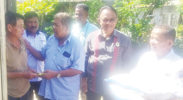 Pohon Tumbang “Belah” Rumah Anggota Koperbam Teluk Bayur, Pengurus Serahkan Bantuan 1 SERAHKAN BANTUAN— Ketua Koperbam Chandra menyerahkan bantuan untuk Mekky Yansen, warga Sungai Jirek, Cendana Mata Air, Kecamatan Padang Selatan. Rumah anggota Kperbam itu rusak berat akibat pohon tumbang yang terjadi Minggu (23/7) sore lalu.