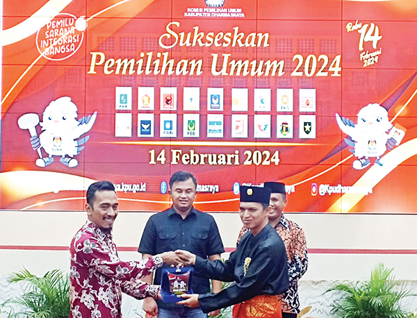 KIRAB PEMILU— Serah terima Kirab Pemilu 2024 dari KPU  Sijunjung kepada KPU  Dharmasraya yang disaksikan oleh Bupati Sutan Riska, Sabtu (15/7).
