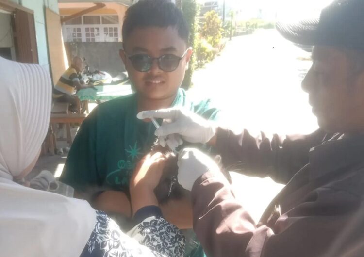 VAKSINASI RABIES— Petugas kesehatan melakukan vaksinasi massal rabies di Kecamatan Padang Panjang Timur (PPT). Sebanyak 400 Hewan Penular Rabies (HPR) telah divaksin dalam empat hari pelaksanaan vaksinasi massal rabies tersebut.