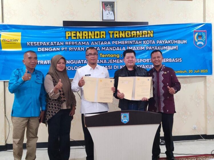 MOU MODA TRANSPORTASI— Pj Wali Kota Rida Ananda menunjukkan MoU dengan moda transportasi berbasis online untuk pelajar di Kota Payakumbuh.