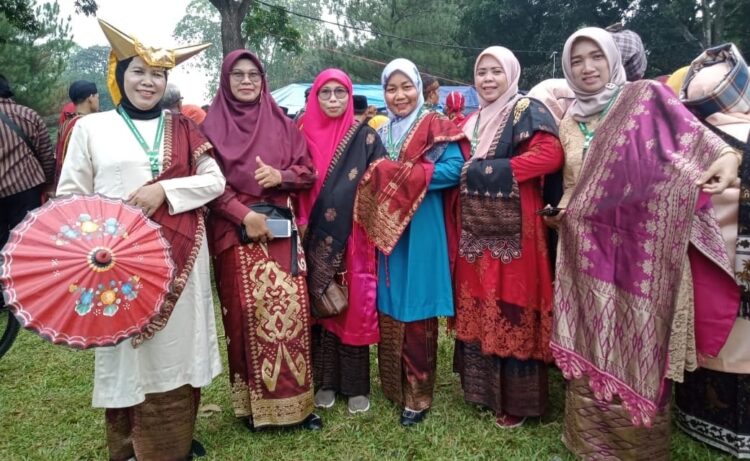 VIRALKAN SONGKET— Warisan budaya tak benda Songket Silungkang diviralkan oleh Kwartir Cabang Gerakan Pramuka Sawahlunto pada karnaval KPN di Bumi Perkemahan Cibubur, Jakarta.