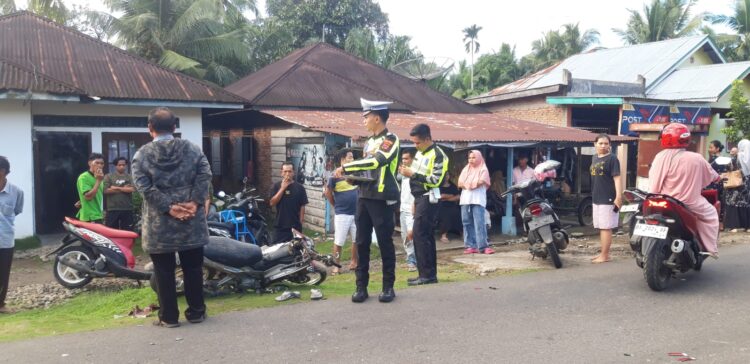 Oleng Gegara Senggol Pajero, Pemotor Tewas Tertabrak Truk di Kabupaten Pasaman Barat 1 KECELAKAAN— Anggota Satlantas Polres Pasbar sedang melakukan oleh TKP kecelakaan yang menewaskan pengendara sepeda motor di Jorong Kapar Utara, Nagari Kapa, Kecamatan Luhak Nan Duo.