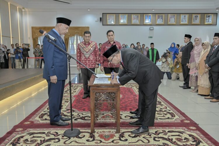 LANTIK PEJABAT ESELON II— Gubernur Sumbar, Mahyeldi Ansharullah melantik 2 Pejabat Eselon II Pemprov Sumbar di Auditorium Gubernuran, di Padang, Kamis (6/7). Salah satunya, Rudy Rinaldy yang dulu menjabat Kadis Pertanahan Kota Padang diangkat sebagai Kalaksa BPBD Sumbar.