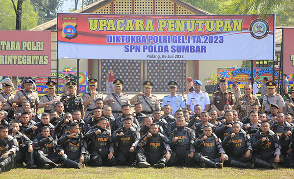 PELANTIKAN— Wakapolda Sumbar Brigjen Pol Edi Mardianto bersama Forkopimda usai melantik 171 Bintara Remaja Polri di SPN Padang Besi.