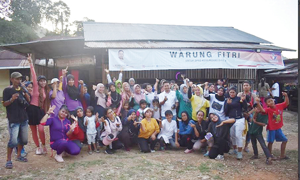 Caleg DPRD Padang Muhammad Imron Jamil, Hadiri Senam Komunitas MIJ Karan Bawah 1 FOTO BERSAMA— Muhammad Imron Jamil Caleg DPRD Kota Padang Dapil 5 dari Partai Perindo, foto bersama kelompok senam MIJ, di Karan Bawah Kelurahan Rawang Kecamatan Padang Selatan, Selasa (25/7).