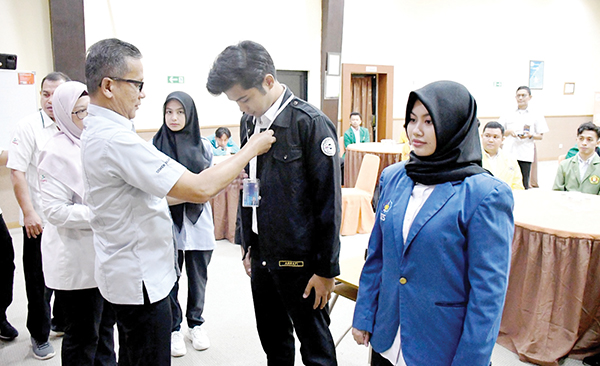 MAGANG GENERASI BERTALENTA— Direktur Operasi PT Semen Padang, Indrieffouny Indra membuka Program Magang Generasi Bertalenta (MAGENTA) Batch 1 Tahun 2023 yang digagas Forum Human Capital Indonesia (FHCI), Senin (3/7).