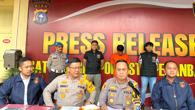 KONFERENSI PERS—
Kapolresta Pekanbaru, Kombes Pol Jefri Ronald Parulian Siagian memaparkan penangkapan mahasiswa Unand berinisial MPA (24) yang nekat menyebarkan foto dan video syur mantan pacarnya.