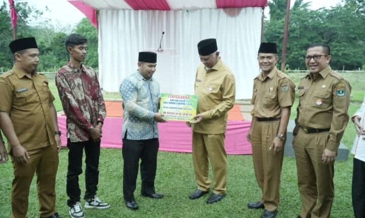 SERAHKAN BANTUAN— Gubernur Sumbar Mahyeldi serahkan biaya pembangunan mushalla sejumlah Rp20  juta dan bantuan kepada 19 orang guru madrasah masing-masingnya Rp2 juta.