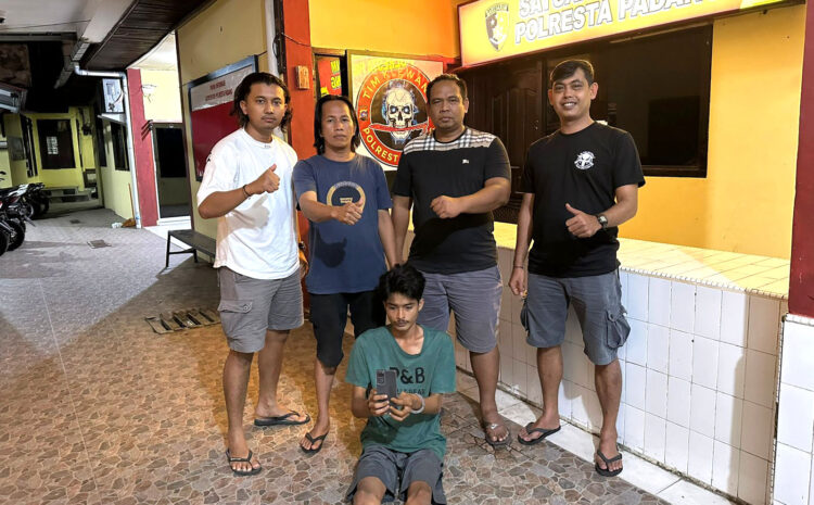 CURI HP— Pelaku ZE yang nekat mencuri Hp milik Polisi ditangkap Tim Klewang Satreskrim Polresta Padang.