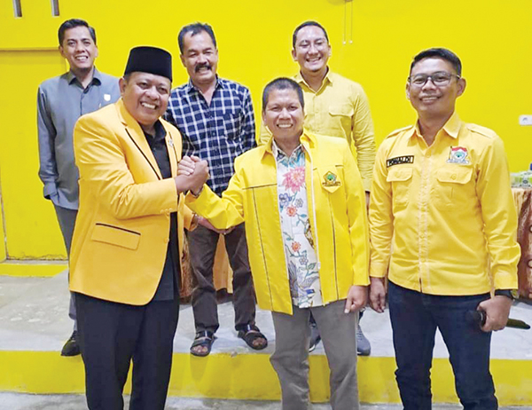 SALAM KOMANDO— Ketua DPD Golkar YB Dt. Parmato Alam salam komando dengan Haidi Mursal.