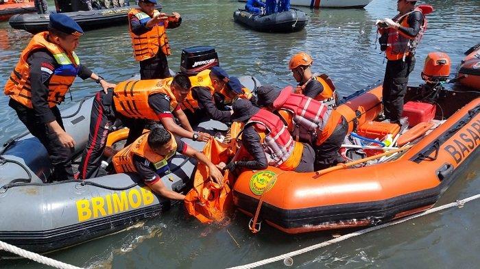 EVAKUASI— Tim SAR gabungan mengevakuasi jenazah Eri Mawardi alias Kobeng (46) yang sempat mengambang dan hilang di Muaro Padang.